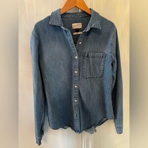 Universal Thread Women's Relaxed Fit Denim Button-Down Shirt, size Small